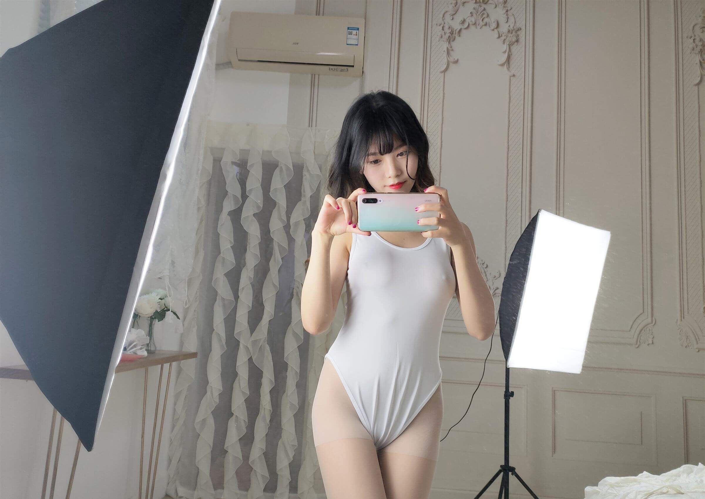 抖娘·利世 – 白色死库水激凸自拍插图