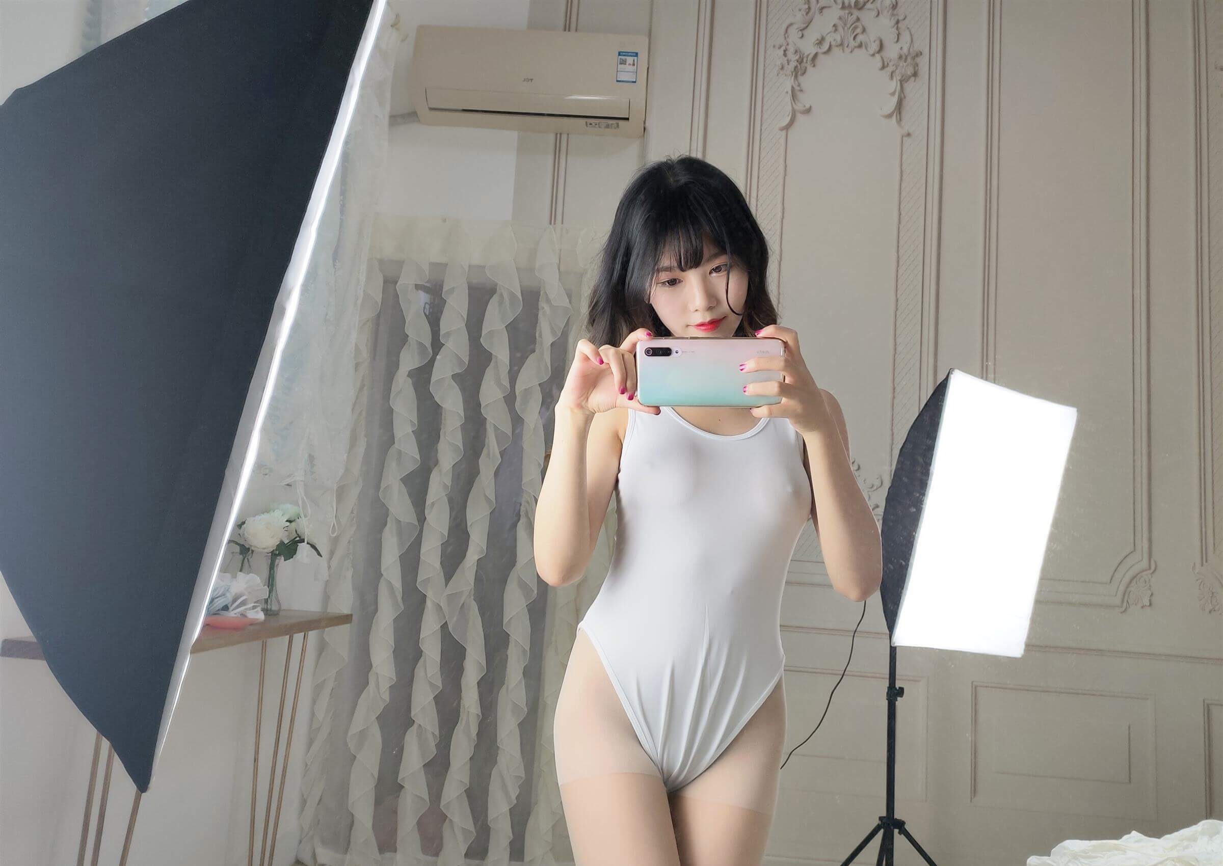 抖娘·利世 – 白色死库水激凸自拍插图1