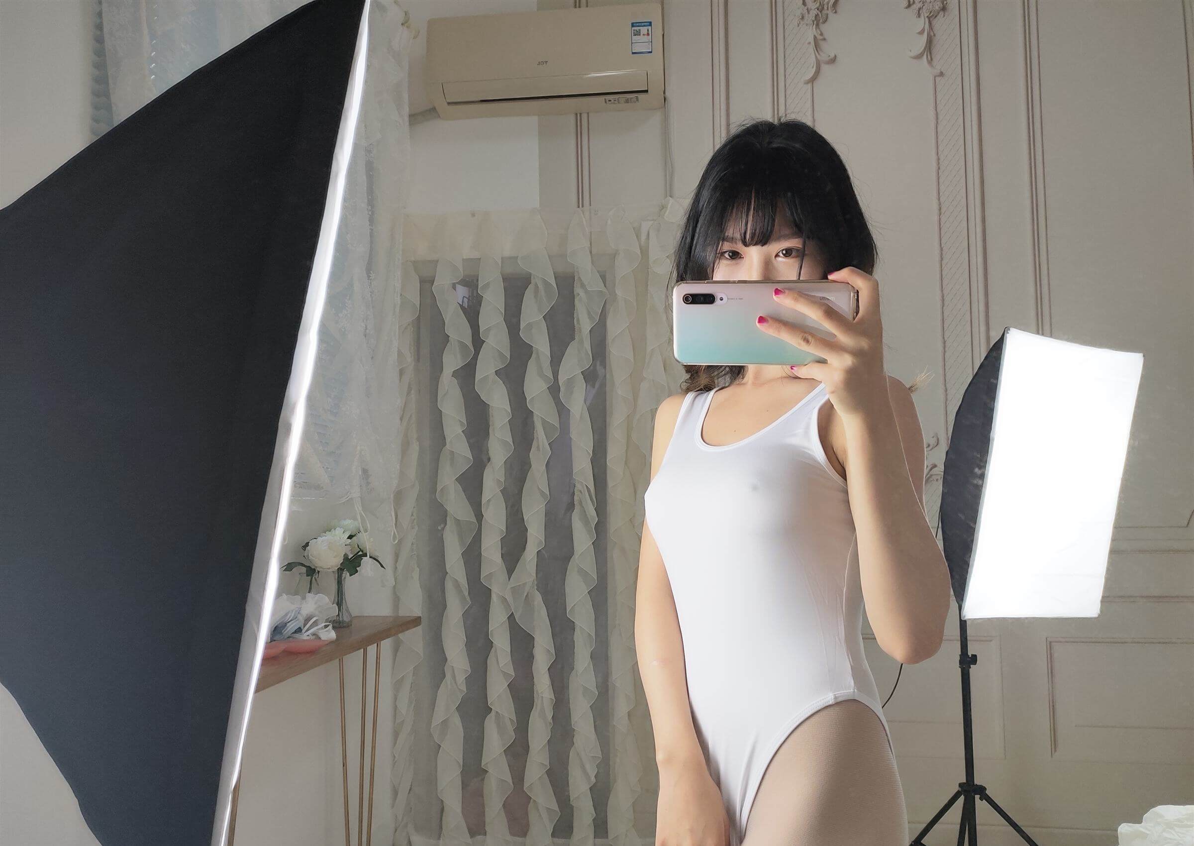 抖娘·利世 – 白色死库水激凸自拍插图3