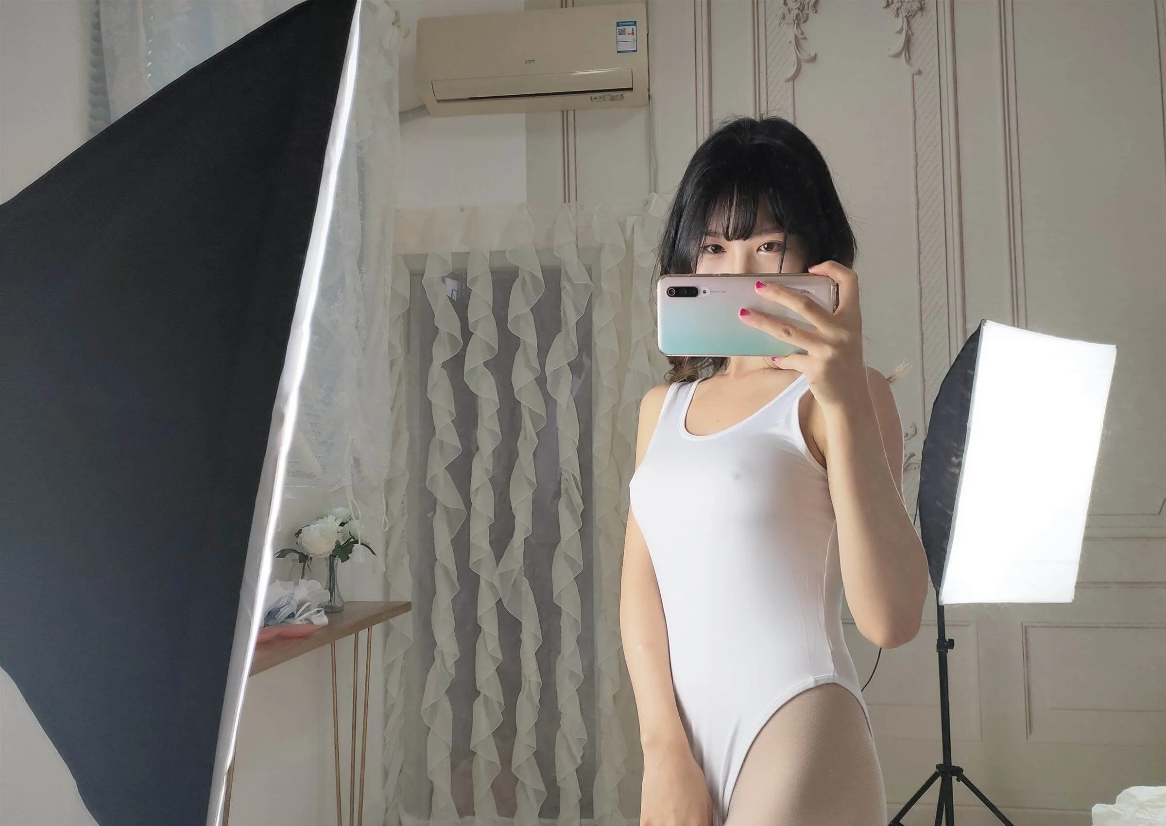 抖娘·利世 – 白色死库水激凸自拍插图3