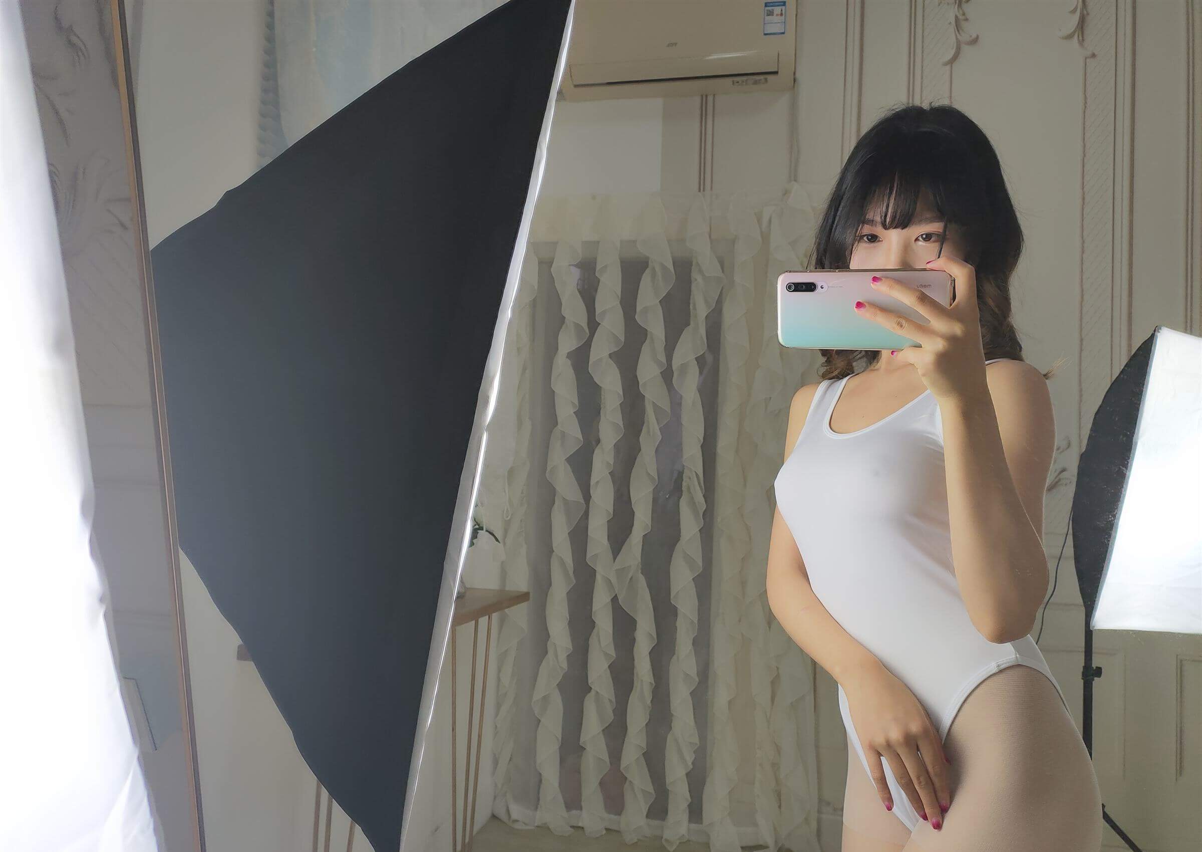 抖娘·利世 – 白色死库水激凸自拍插图2