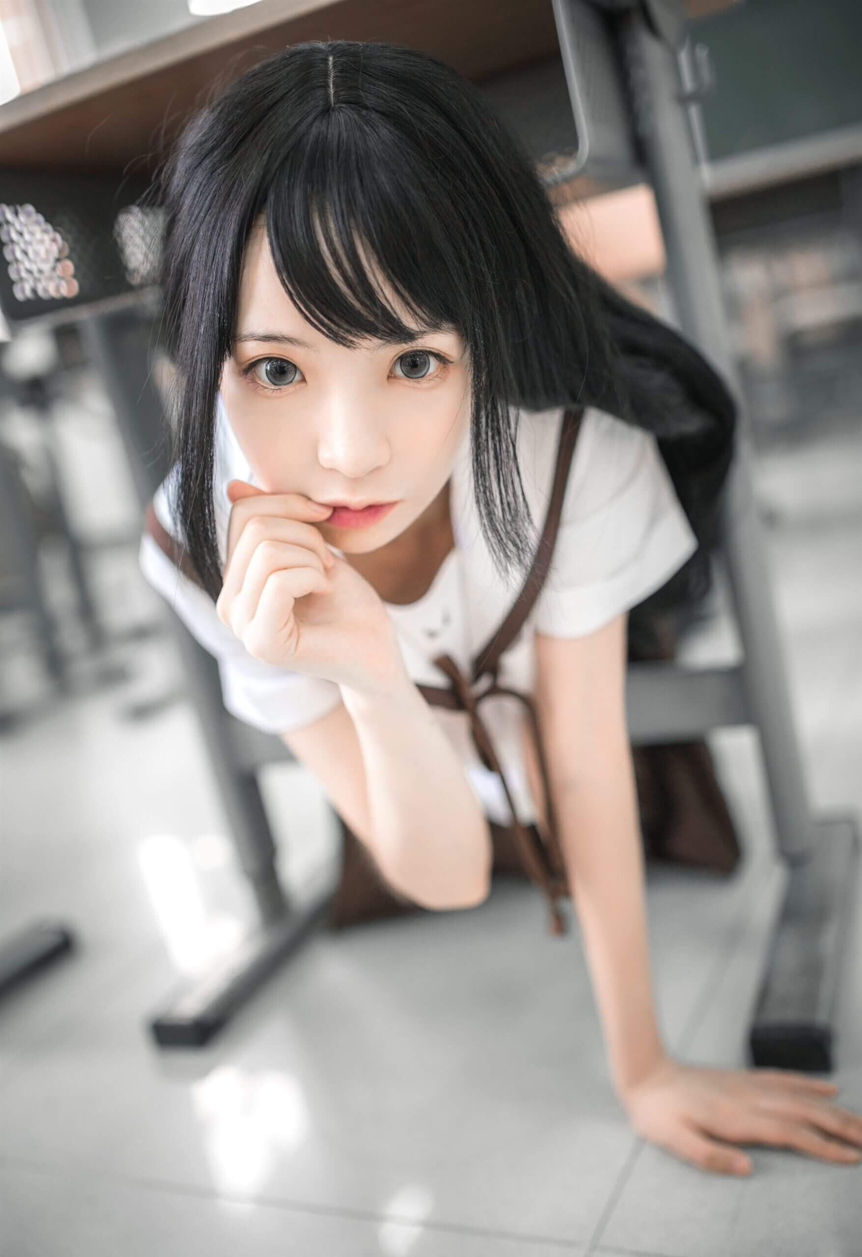 疯猫ss – 棕裙插图